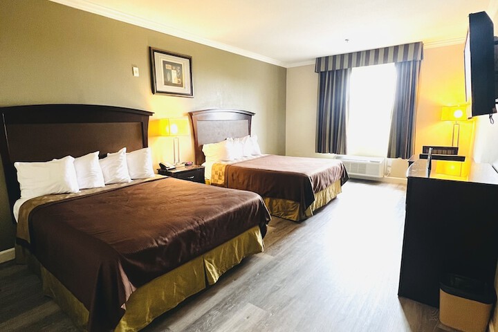 Harbor Inn & Suites