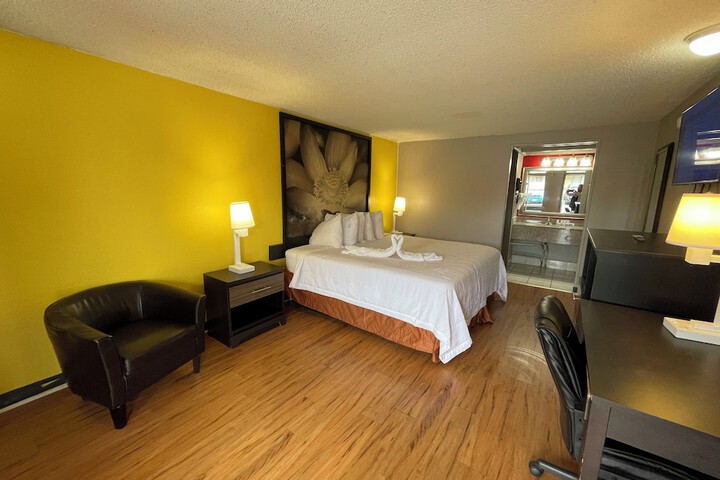 Super 8 by Wyndham Monroe