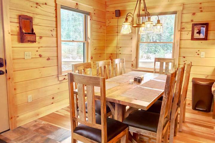 UV Log home with direct Cannon Mountain views Minutes to attractions Fireplace Pool Table AC