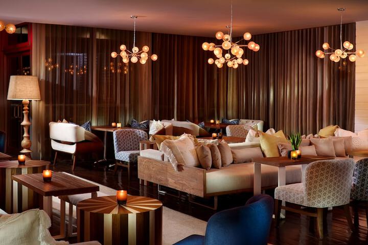 Lounge 43 of 64