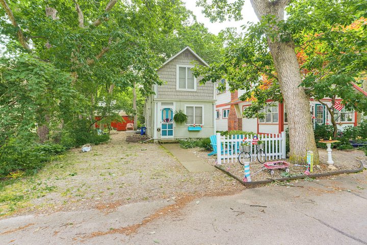 Walk to Lake: Historic Lakeside Marblehead Cottage