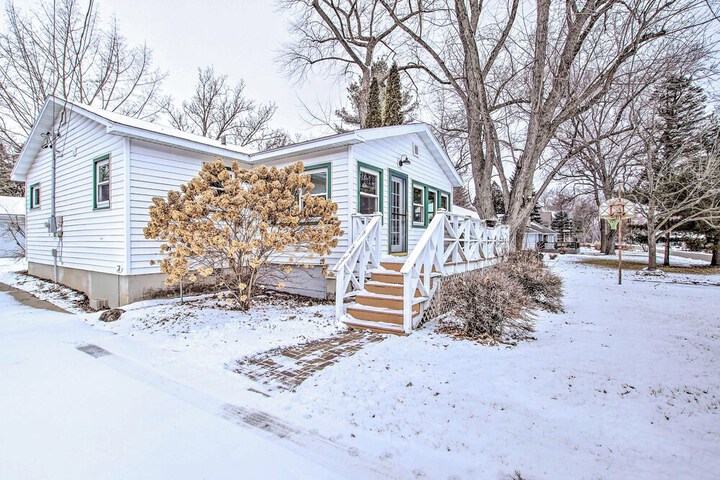 Green Lake Vacation Home w / Screened Porch!