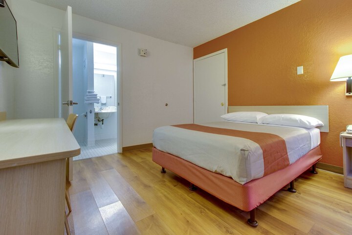 Room 21 of 32