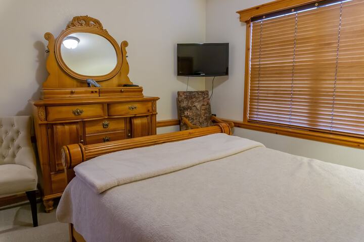 Family Vacation heated in / out Pool Tubing & Ice Skating 719 3 Bedroom Townhouse by RedAwning