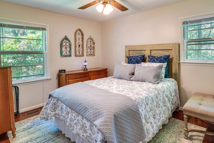 Southern Pines Vacation Rental w / Deck & Grill!