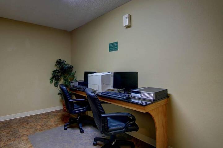 Business Center 26 of 27