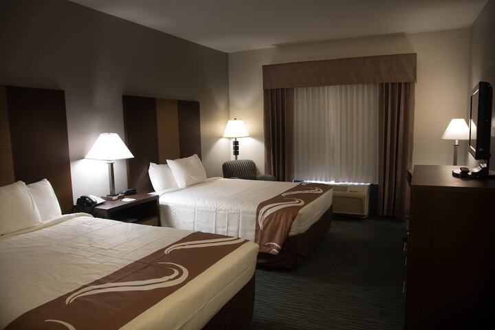 Crossroads Inn & Suites