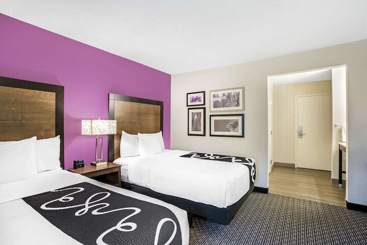 La Quinta Inn & Suites by Wyndham Hartford - Bradley Airport