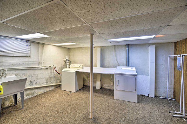 Bluefield Retreat w / Pool Table: Near Parks!