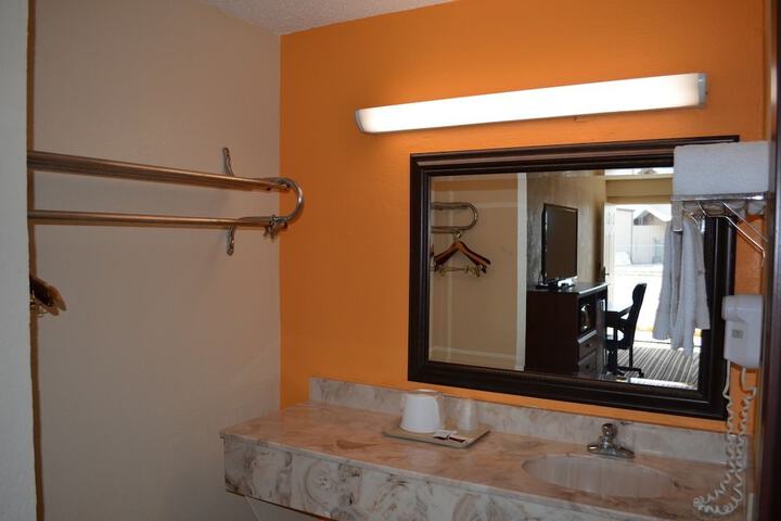 Room 10 of 16