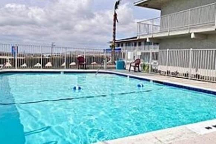 Hilltop Inn & Suites