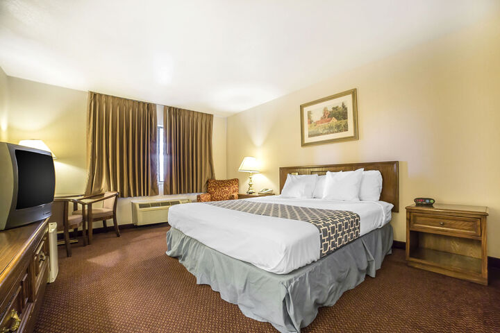 Econo Lodge Inn & Suites