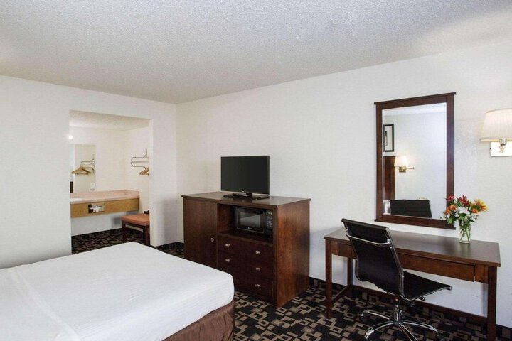 Room 10 of 40