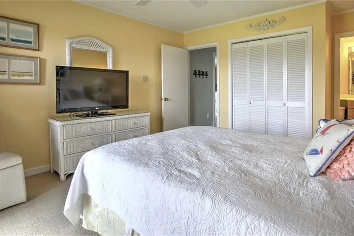 8 1 / 2 Marina Unit 1