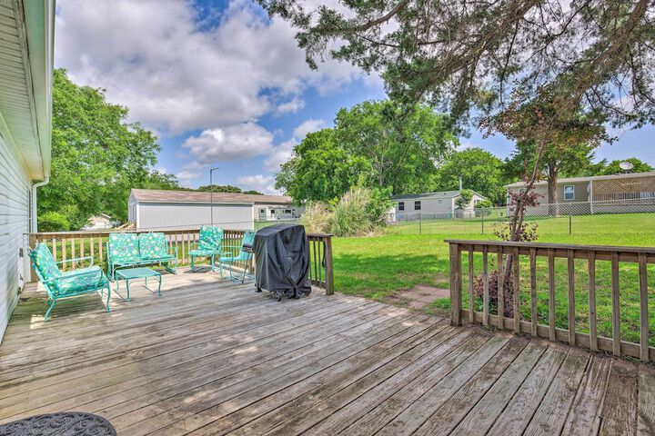 Cedar Creek Lake Access: Retreat w / Deck