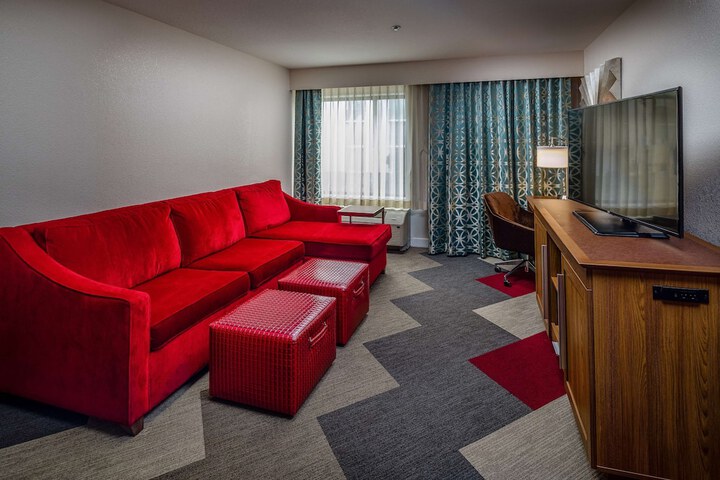 Room 32 of 60