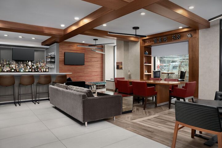 Lounge 24 of 28