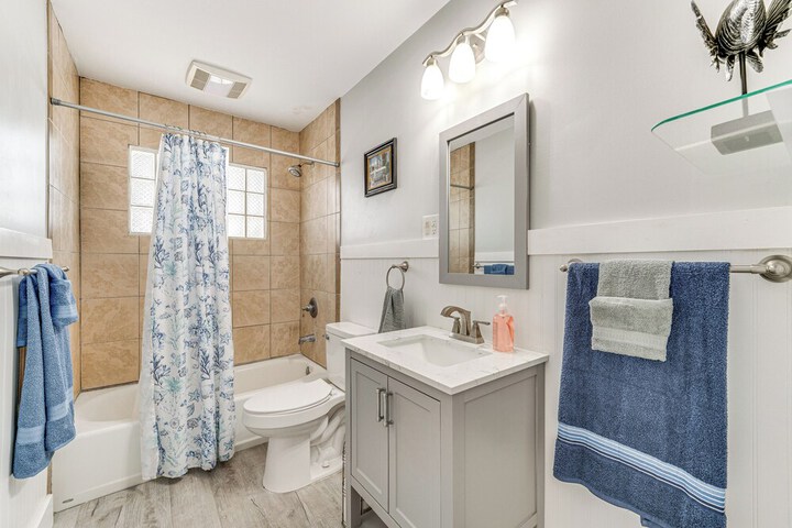 Spacious Tavares Home w / Private Outdoor Oasis!
