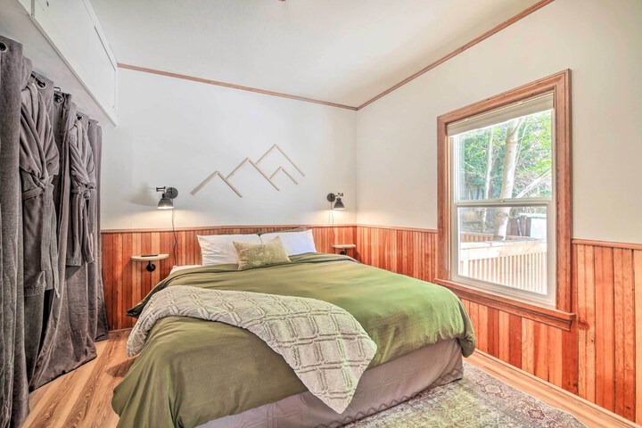 Cozy black Bear Retreat by Mount Rainier!