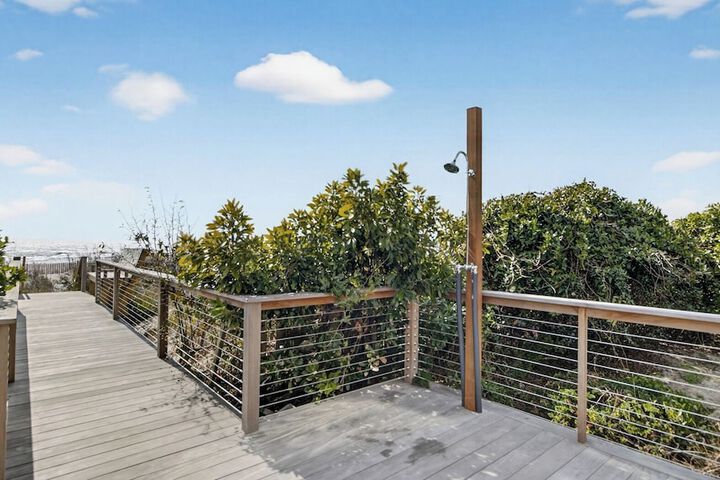 Lighthouse by Avantstay Beachfront View Home w / Pool Table & Ping Pong