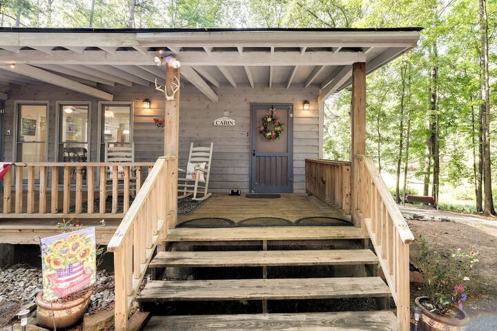 Secluded Hamilton Cabin Retreat w / Private Lake!