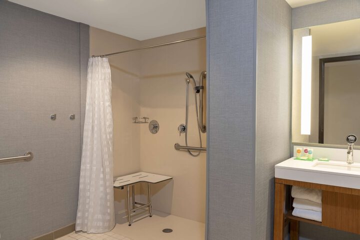 Room 32 of 40