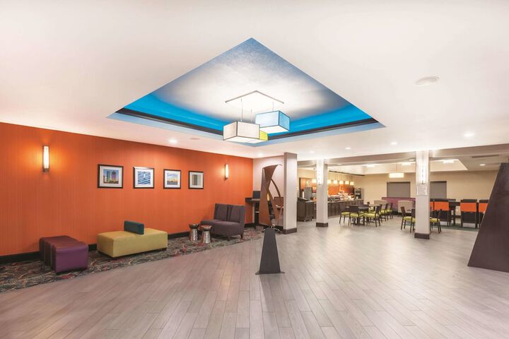 La Quinta Inn & Suites by Wyndham Houston Bush Intl Airpt E