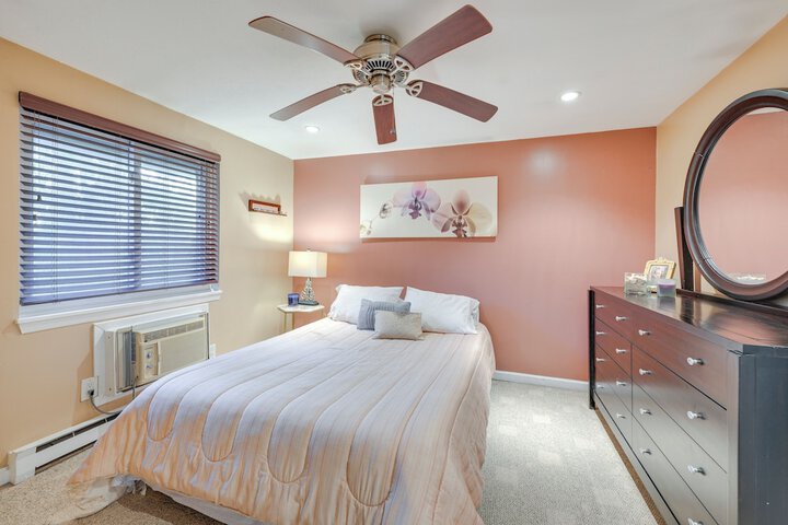 Cozy Dix Hills Apt w / Deck 7 Mi to Beach!