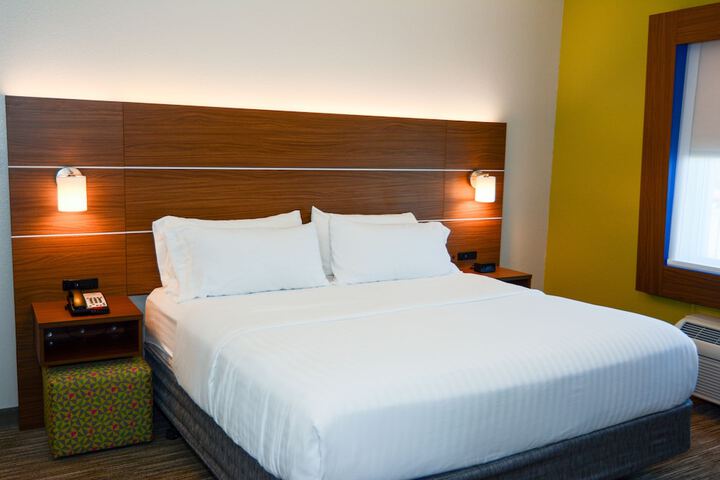 Holiday Inn Express & Suites New Boston by IHG
