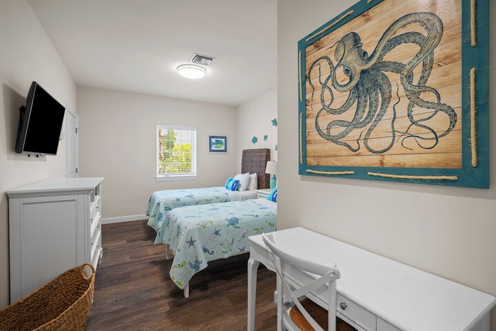 Sardinia Vacation Rental: Delightful Coastal Home near Vanderbilt Beach. Relax in a Private Pool and Spacious 4-BR Retreat with Modern Amenities. Ideal for Families. Minutes from Mercato and Local Attractions