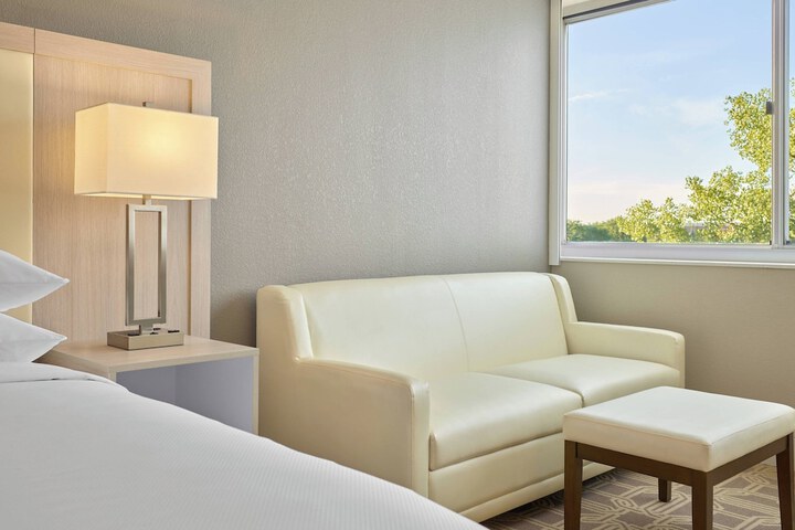 Delta Hotels by Marriott Chicago Willowbrook