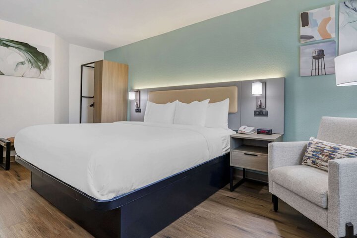 Room 17 of 28
