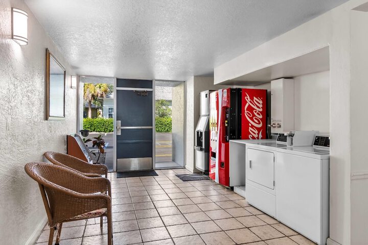 Howard Johnson by Wyndham Vero Beach / Downtown
