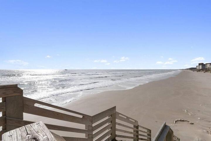 Sand & Sea: Beach Views For Miles!