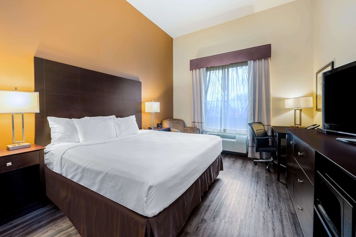 La Quinta Inn & Suites by Wyndham Marshall