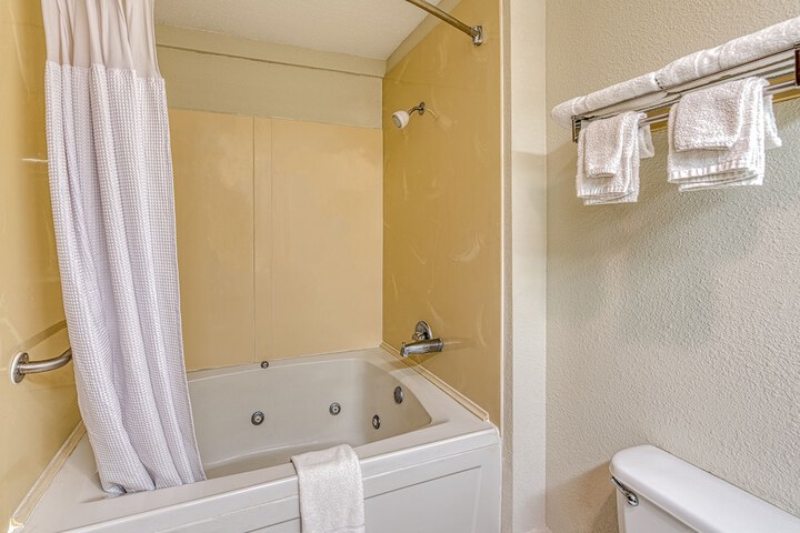 American Inn and Suites Dundee