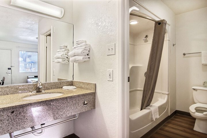 Room 32 of 33
