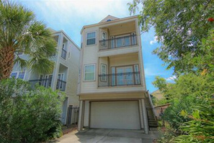 Spacious Kemah Boardwalk Townhome VR