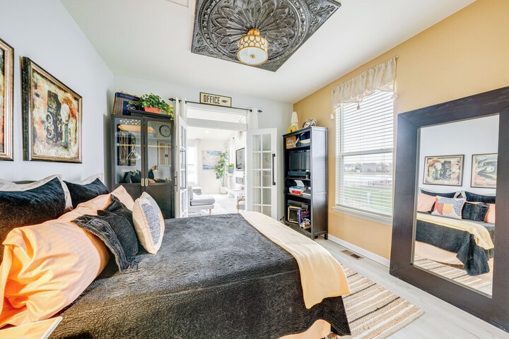 Spacious Waterfront Yorkville Getaway w / Yard
