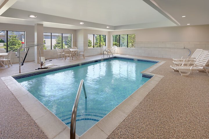 Holiday Inn Express & Suites Bradley Airport by IHG