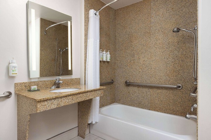 La Quinta Inn & Suites by Wyndham Bakersfield North