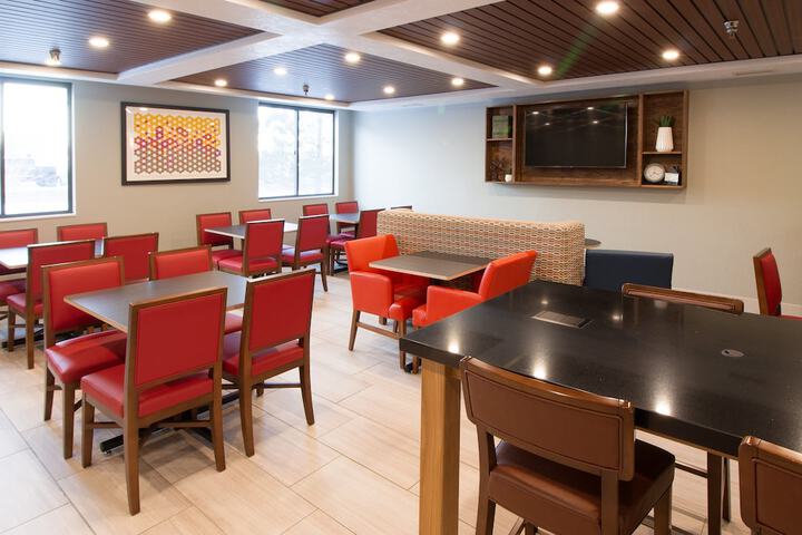 Holiday Inn Express & Suites Worthington by IHG