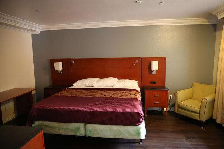 Room 28 of 34