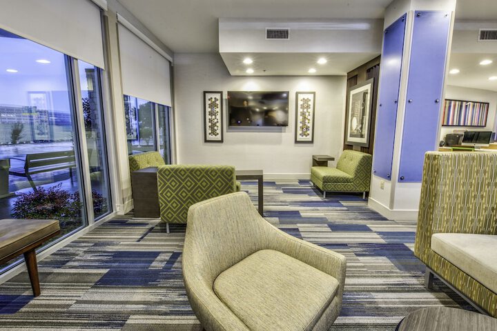 Holiday Inn Express & Suites Dallas NW - Farmers Branch by IHG