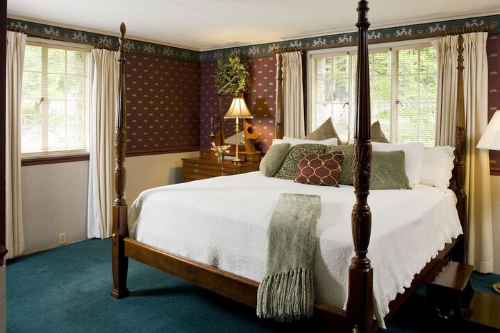 1906 Pine Crest Inn