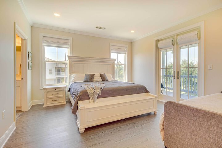 Walk to Beach: Oceanfront Home w / Outdoor Kitchen