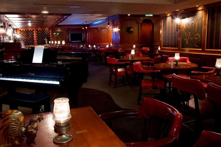 Lounge 95 of 100