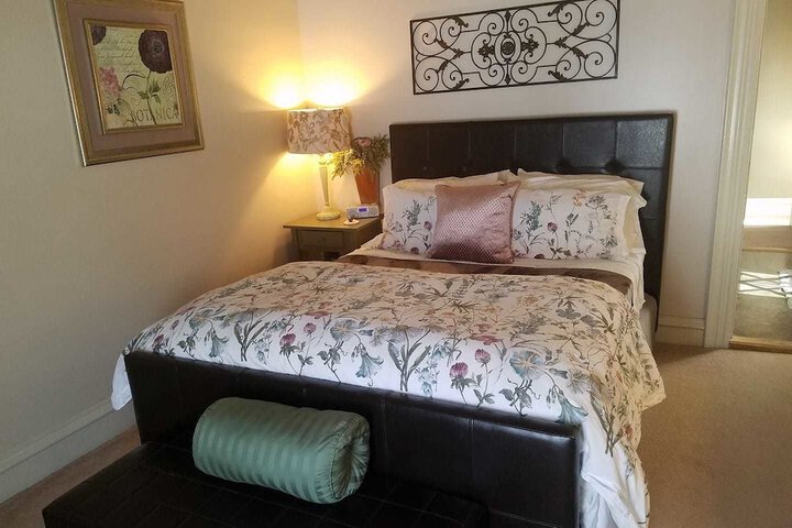 PineCrest Inn