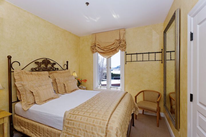 Room 11 of 32