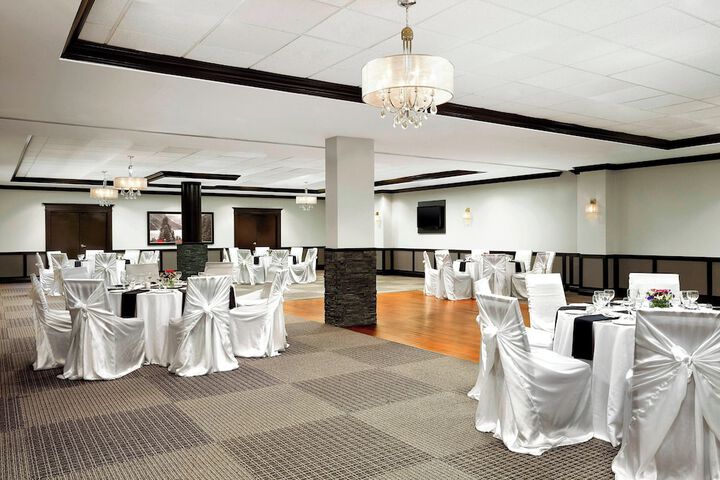 Four Points by Sheraton Hotel & Suites Calgary West